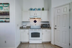House, 3 Bedrooms | Private kitchen | Fridge, oven, coffee/tea maker, toaster