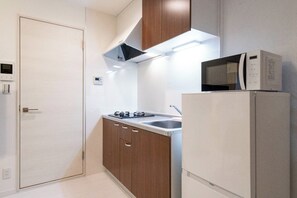 Refrigerador, microondas, placa de cocina, utensilios de cocina