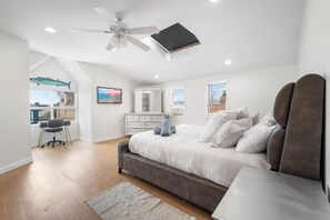 Desk, iron/ironing board, WiFi, bed sheets - Spacious 6BR - Sleeps 18| Beach Gear | Deck | BBQ (Ventnor City)