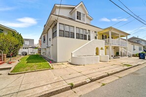 Exterior - Spacious 6BR - Sleeps 18| Beach Gear | Deck | BBQ (Ventnor City)