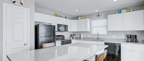 House, 3 Bedrooms | Private kitchen | Fridge, oven, coffee/tea maker, toaster