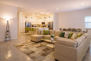 Living area - SmartStay Homes (Kissimmee)