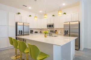 Full-size fridge, microwave, oven, toaster