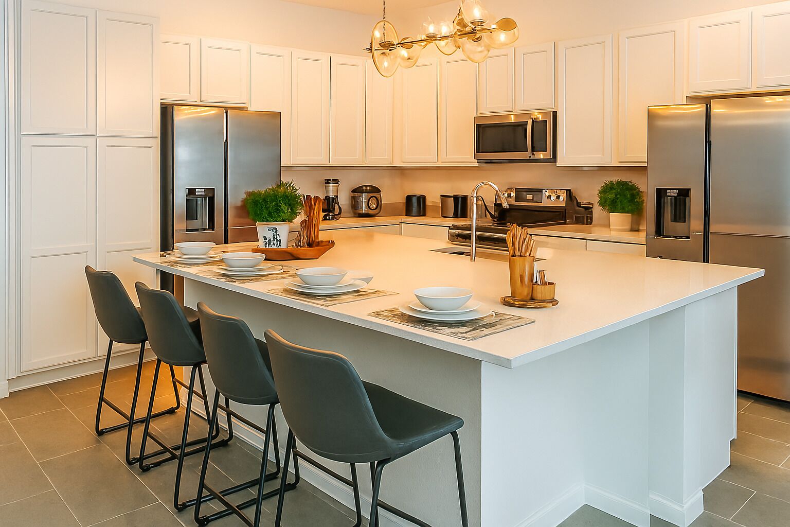 Full-size fridge, microwave, oven, cookware/dishes/utensils