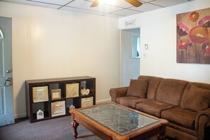 Living area - Comfortable Furnished stay near Downtown and the Norhth Shore NFL Draft access (Pittsburgh)