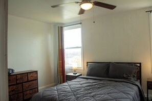 2 bedrooms, iron/ironing board, Internet, bed sheets - Comfortable Furnished stay near Downtown and the Norhth Shore NFL Draft access (Pittsburgh)