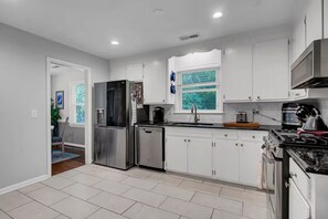 Private kitchen - Enjoyable 2-bedroom apartment with AC in charming Hanahan (Hanahan)