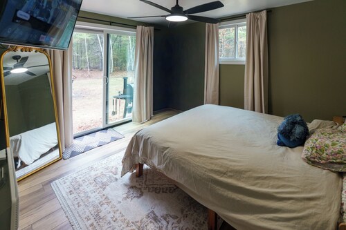 Fabulous 3-bedroom cabin in welcoming Webb Lake perfect for relaxing