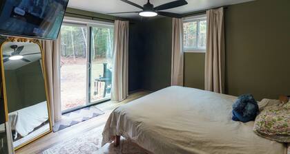 Fabulous 3-bedroom cabin in welcoming Webb Lake perfect for relaxing