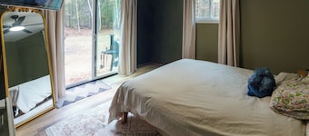 Fabulous 3-bedroom cabin in welcoming Webb Lake perfect for relaxing