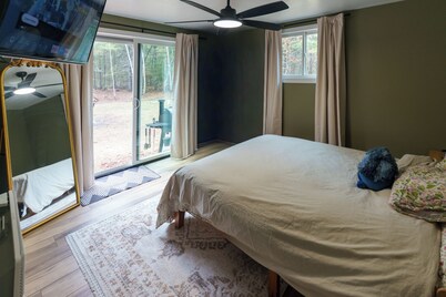 Fabulous 3-bedroom cabin in welcoming Webb Lake perfect for relaxing