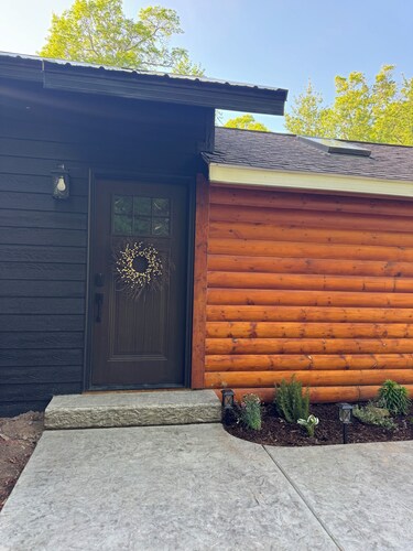 Fabulous 3-bedroom cabin in welcoming Webb Lake perfect for relaxing