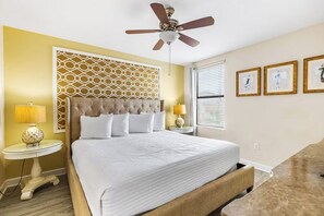 Room - Spacious 9-bedroom house in wonderful Four Corners with AC (Four Corners)