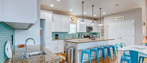 House, 4 Bedrooms | Private kitchen