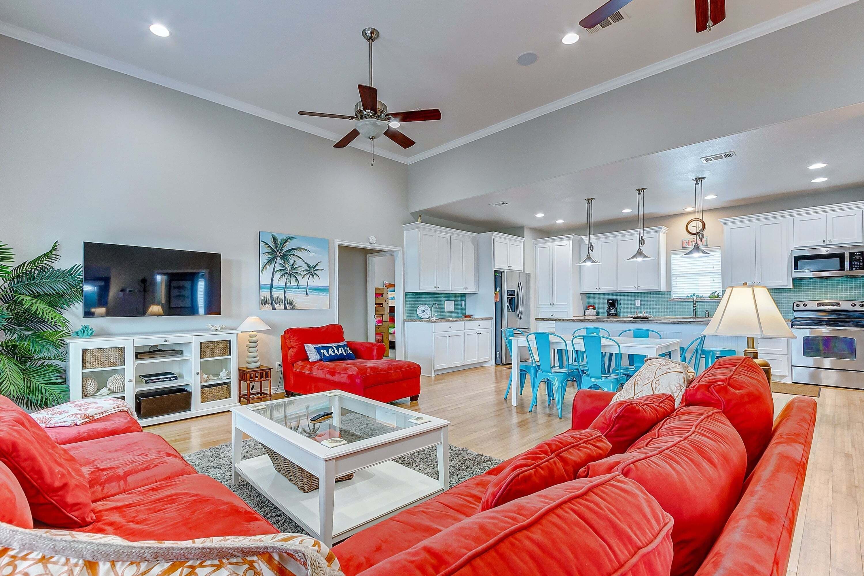 Casa, 4 habitaciones | Área de sala de estar | Smart TV 