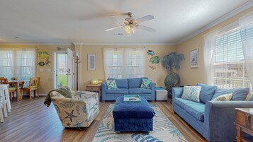 Casa, 3 habitaciones | Zona de estar | Una Smart TV