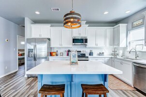House, 3 Bedrooms | Private kitchen | Fridge, oven, coffee/tea maker