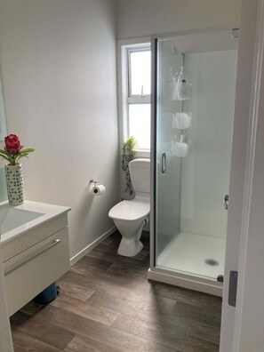 Toallas, jabón, papel de baño 