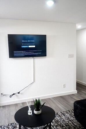 Interior - Stylish 3BR Retreat • 15 Minutes to Downtown Houston • Sleeps 6 • Free Parking (Houston)