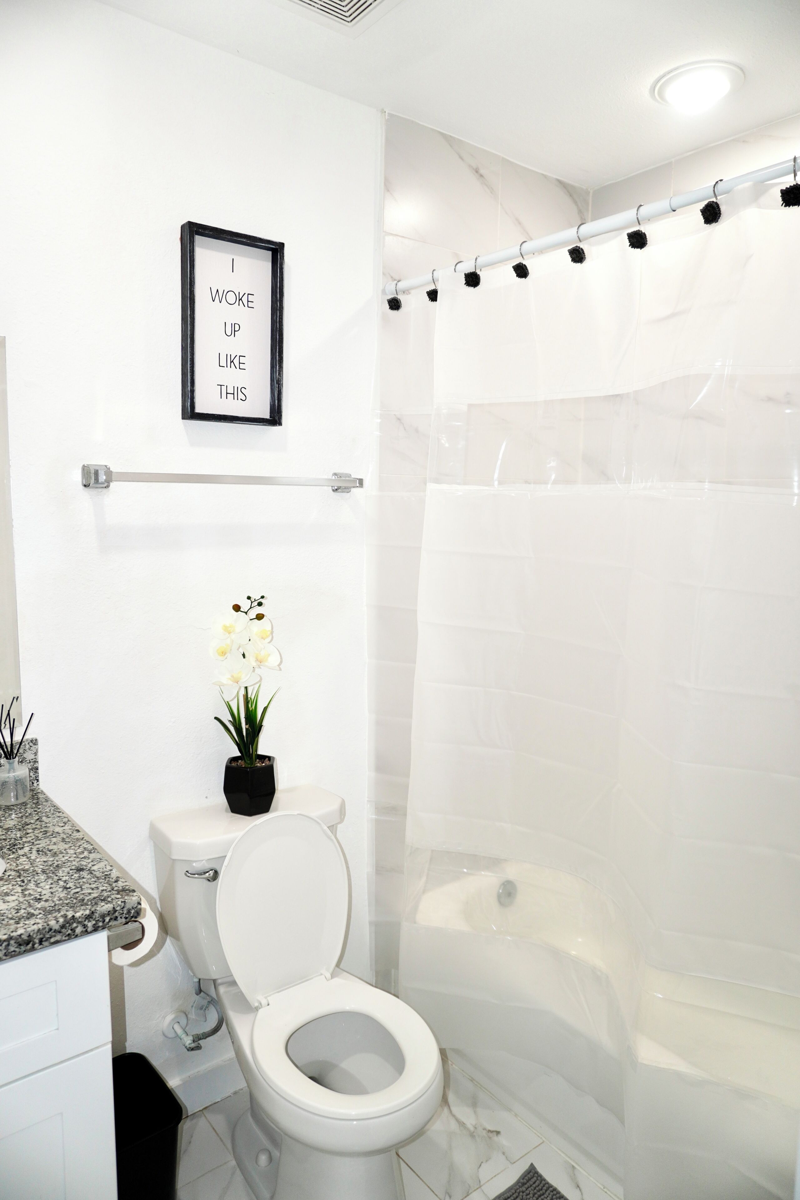 Serviettes fournies, papier toilette