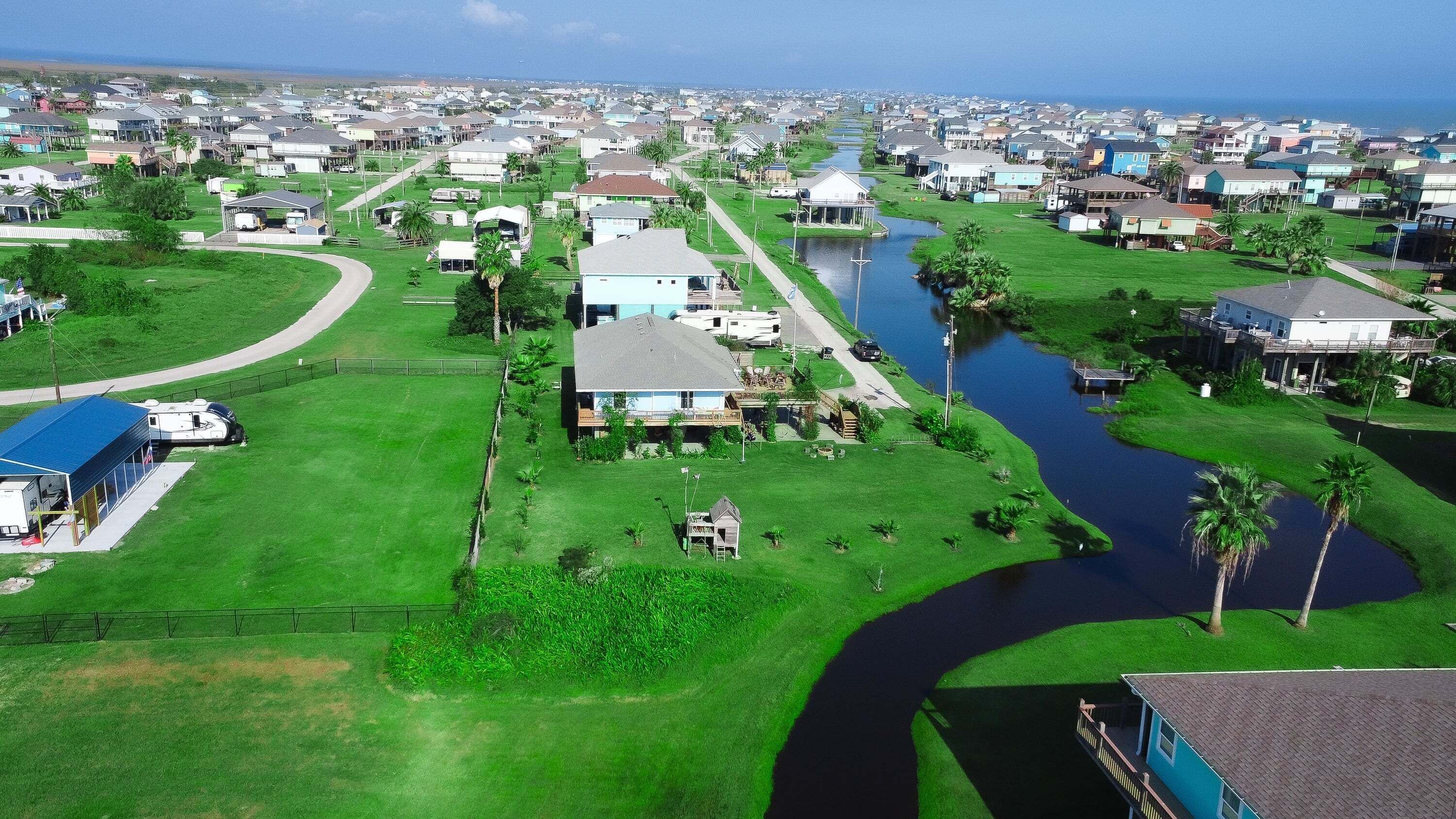 Zona residencial con casas, un río y un embarcadero.