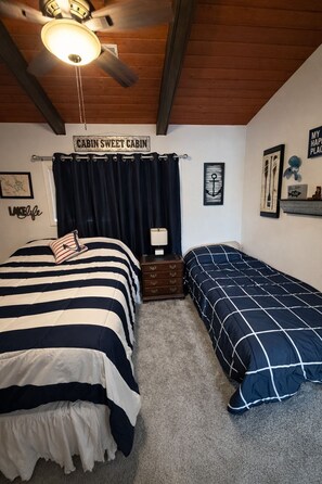 Room - Lakefront Oasis w/ Balcony Views + Cozy Modern Vibes (Village of Four Seasons)