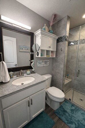Towels, toilet paper - Lakefront Oasis w/ Balcony Views + Cozy Modern Vibes (Village of Four Seasons)