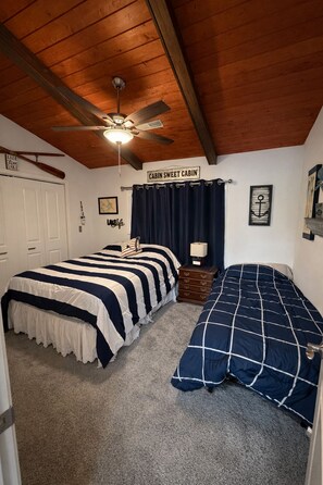 1 bedroom, WiFi, bed sheets - Lakefront Oasis w/ Balcony Views + Cozy Modern Vibes (Village of Four Seasons)