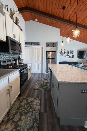 Private kitchen - Lakefront Oasis w/ Balcony Views + Cozy Modern Vibes (Village of Four Seasons)
