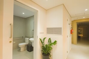 Basic Apartment | Bathroom - Haddock 2 (São Paulo)