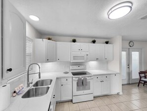 House, 3 Bedrooms | Private kitchen - Over The Rainbow 3 Bedroom Home (Port Bolivar)