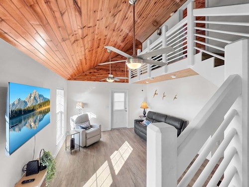 Over The Rainbow 3 Bedroom Home
