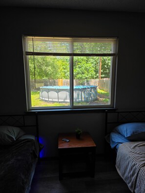 2 habitaciones, escritorio y tabla de planchar con plancha 