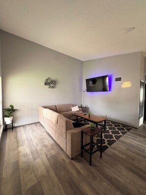 Smart TV, video games, ping pong, computer monitors - Modern Home with Backyard pool + Free Coffee Bar! (San Antonio)