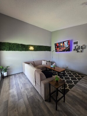 Smart TV, video games, ping pong, music library - Modern Home with Backyard pool + Mini Golf! (San Antonio)