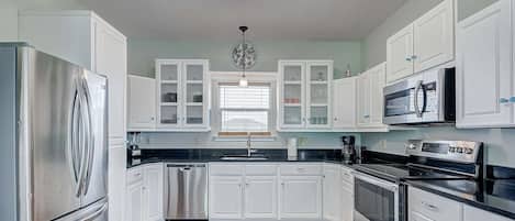 House, 3 Bedrooms | Private kitchen | Fridge, oven, coffee/tea maker