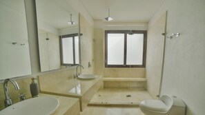 Hair dryer, towels, soap, toilet paper - Elegant stay in Cartagena's Walled City!   Perfect for families (Cartagena)