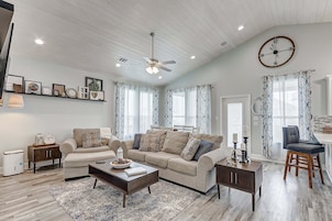 House, 4 Bedrooms | Living area | Smart TV