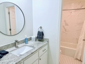 Secadora de cabello, toallas, jabón, papel de baño
