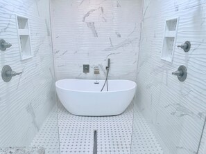 Secadora de cabello, toallas, jabón, papel de baño