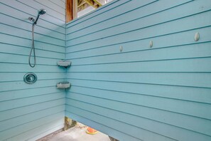House, 3 Bedrooms | Bathroom - The Bungaleaux 3 Bedroom Home (Port Bolivar)