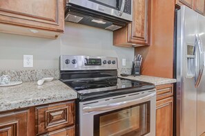 Private kitchen - The Bungaleaux 3 Bedroom Home (Port Bolivar)