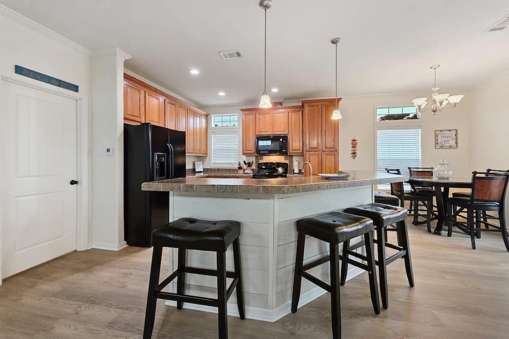 Mermaid Mansion 3 Bedroom Home - Crystal Beach, TX