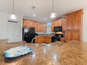 House, 3 Bedrooms | Private kitchen | Fridge, oven, coffee/tea maker, toaster - Mermaid Mansion 3 Bedroom Home (Port Bolivar)