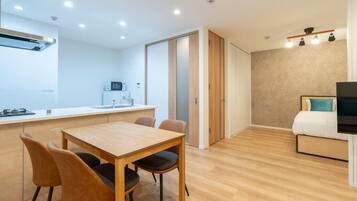 Apartemen, beranda, pemandangan kota | Tempat makan