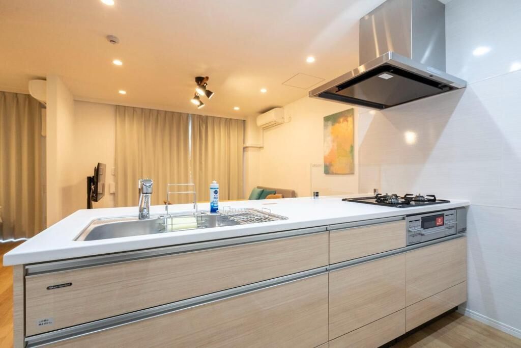 Apartemen, beranda, pemandangan kota | Dapur pribadi | Lemari es, microwave, kompor, dan peralatan masak/sendok-piring