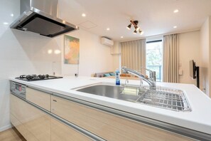 Apartemen, Bebas Asap Rokok, pemandangan kota (b02) | Dapur pribadi | Lemari es, microwave, kompor, dan ketel listrik