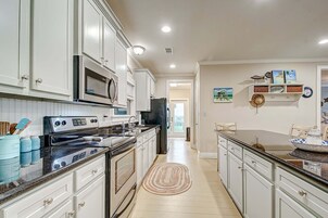 House, 3 Bedrooms | Private kitchen | Fridge, oven, coffee/tea maker