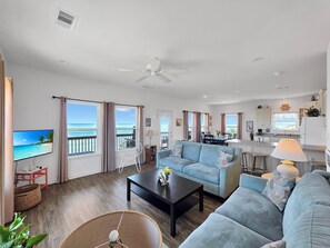 Casa, 2 habitaciones | Área de sala de estar | Smart TV 