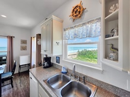 House, 2 Bedrooms | Private kitchen | Fridge, oven, coffee/tea maker, toaster